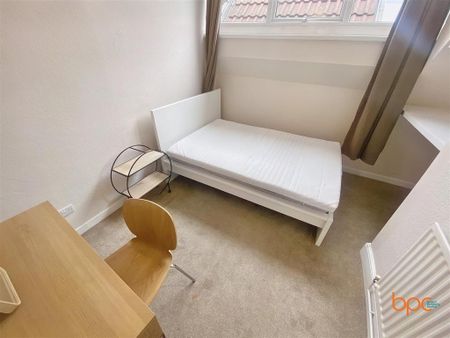 9 bedroom end of terrace house to rent - Photo 3