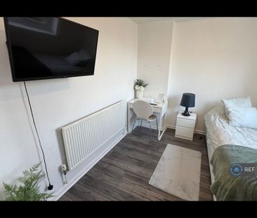 4 bedroom end of terrace house to rent - Photo 1