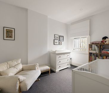 Updated terrace in well-connected locale - Photo 4