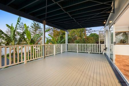 Beachside 3-Bedroom Duplex with Stunning Water Views - Photo 3