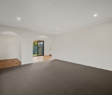 Fabulously Renovated Townhouse - Move Straight in - Photo 1