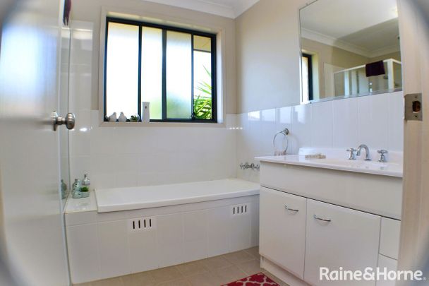 Modern 4-bedroom fully furnished family home - Photo 1