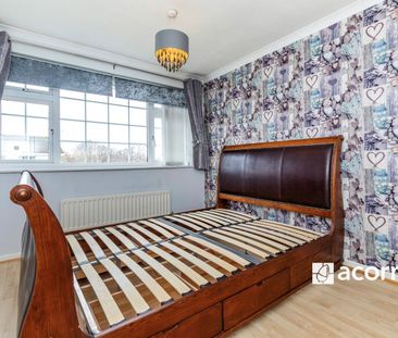 Terraced House to rent - Wheatcroft Grove, Gillingham, ME8 - Photo 4