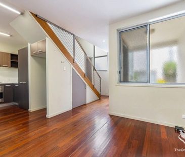 Modern 3-Bedroom Townhouse in Prime Indooroopilly Location - Photo 5