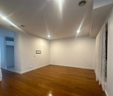 Stunning Three Bedroom Townhouse - Photo 1