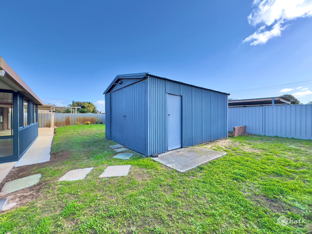 MODERN 3X1 HOME WITH LARGE WORKSHOP & SIDE ACCESS FOR BOAT OR CARAVAN!! - Photo 3