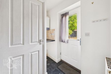 3 bedroom semi-detached house to rent - Photo 5