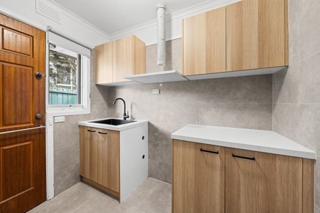 33 Hopkins Avenue, Keilor VIC 3036 - Photo 2