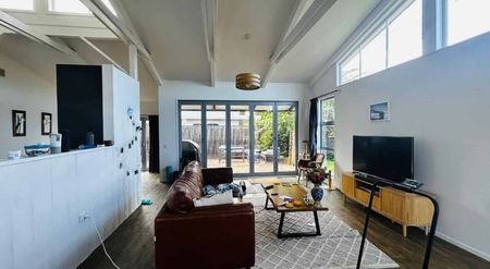 Modern comfort in Springvale - Photo 2