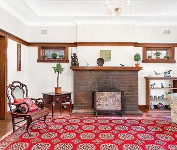 Elegant Family Home with Period Charm, Spacious Living & Private Ga... - Photo 2