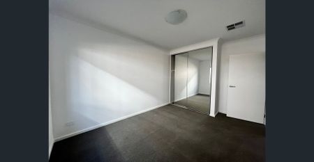 Modern 4 Bedroom House for Rent - Photo 4