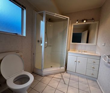 4 Bedroom, 2 Bathroom, 2 Living! - Photo 3