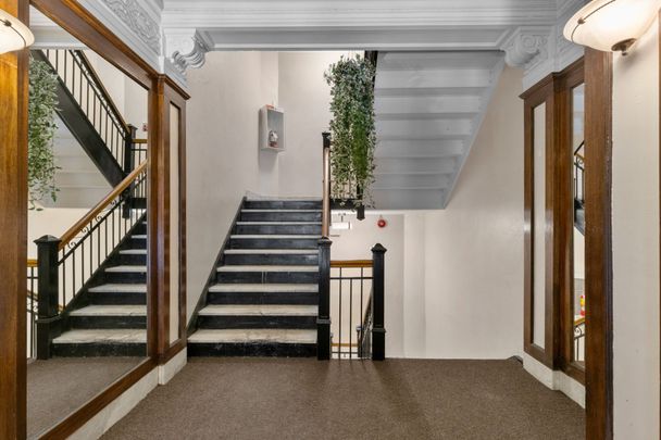 2090 Rue Sherbrooke O., Montréal (Ville-Marie), QC H3H - Photo 1