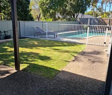 Furnished room near Parkwood tram stop - Photo 1