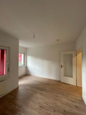 WO GEMÜHTLICHKEIT AUF MODERNE TRIFFT - EG-Wohnung mit EBK & Balkon - Photo 4