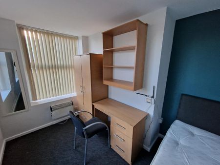 1 bedroom in a flat share to rent - Photo 5