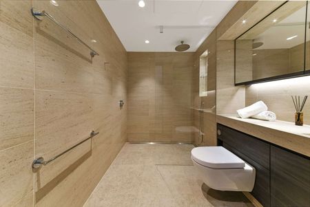 A spacious Manhattan apartment situated in the luxurious development, One Blackfriars. - Photo 2