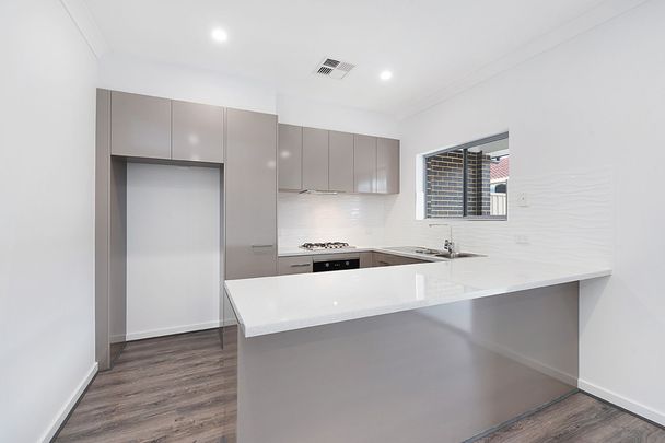 Immaculate 2 Bedroom Home in Superb Location! - Photo 1