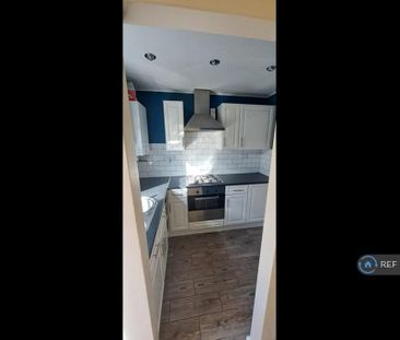 2 bedroom end of terrace house to rent - Photo 2