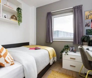 Large High Double Ensuite: Three Bed Flat - Photo 3