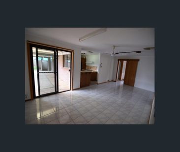 3 bedroom family home in a convenient location! - Photo 3