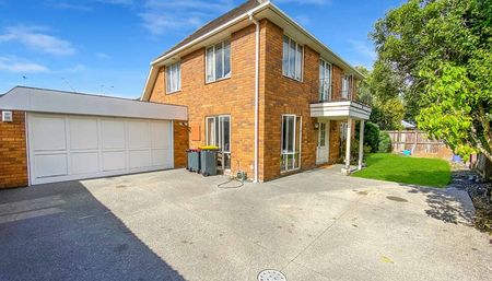 Well Presented Spacious Townhouse - Photo 5