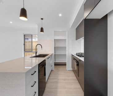 Family Home with 2 Living Areas and Ducted Air-Conditioning - Photo 4