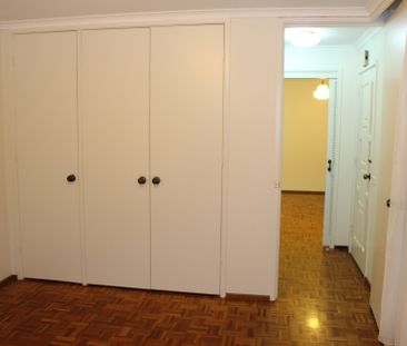 Spacious Two-Bedroom Villa unit in quiet block - Photo 2