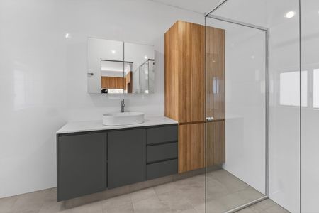 Stylish 3-Bedroom Unit with Escarpment Views & Modern Updates - Photo 5