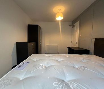 1 bedroom in a flat share to rent - Photo 5