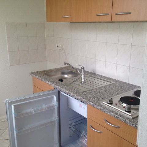 1 Raumwohnung im Dachgeschoss ab April verfügbar - Photo 1