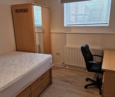 5 Bed Terraced House, Leeson Walk, B17 - Photo 4