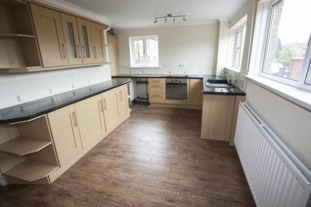 3 bedroom end of terrace house to rent - Photo 1