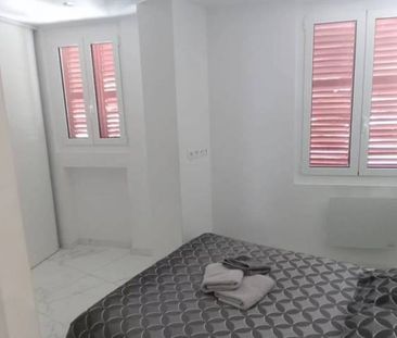 Trois pièces avec balcon dans le centre ville d'antibes - Photo 2