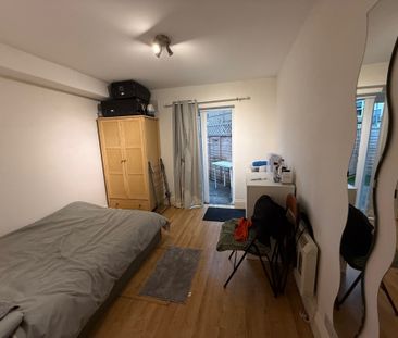 Leavesden Road, Watford - Photo 1