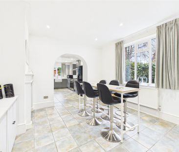 5 bedroom House in Grange Road, Camberley - Photo 3