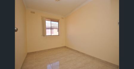 Freshly painted 2 bedroom Unit Close To All !! - Photo 3