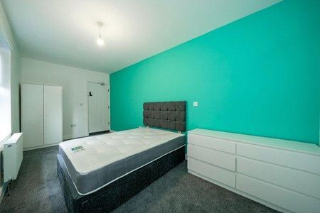 1 bedroom in a house share to rent - Photo 2