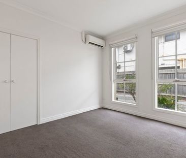 Light-Filled Villa in Prime Caulfield South Location - Photo 2