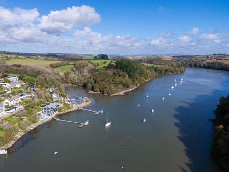 A stunning two bedroom waterside apartment with direct water access and views over the river and woodland located just a short drive from Truro City centre. - Photo 4