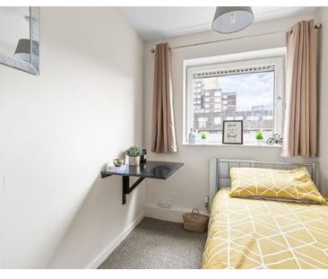 Room in a Shared Flat, Ludovick Walk, SW15 - Photo 4