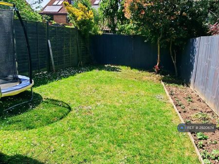 3 bedroom end of terrace house to rent - Photo 2