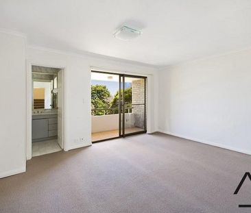 Spacious 3-Bedroom Townhouse in Prime Wollstonecraft Location - Photo 3