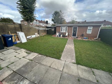 1 bedroom in a house share to rent - Photo 4