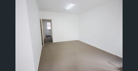 SPACIOUS THREE BEDROOM UNIT ! - Photo 3