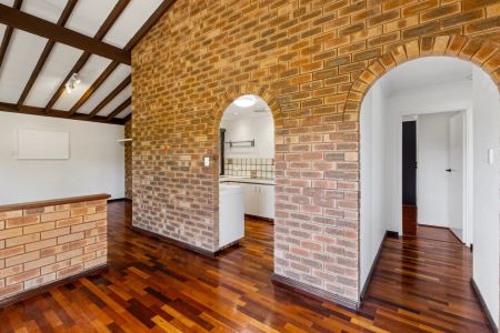 Spacious Villa with Lush Garden Courtyard and Lifestyle Appeal - Photo 4