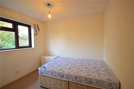 Well presented mid terrace 3 bedroom house to rent in Cambridge with excellent access to City centre, A14 & M11. GCH. allocated parking. Part-Furnished. - Photo 4