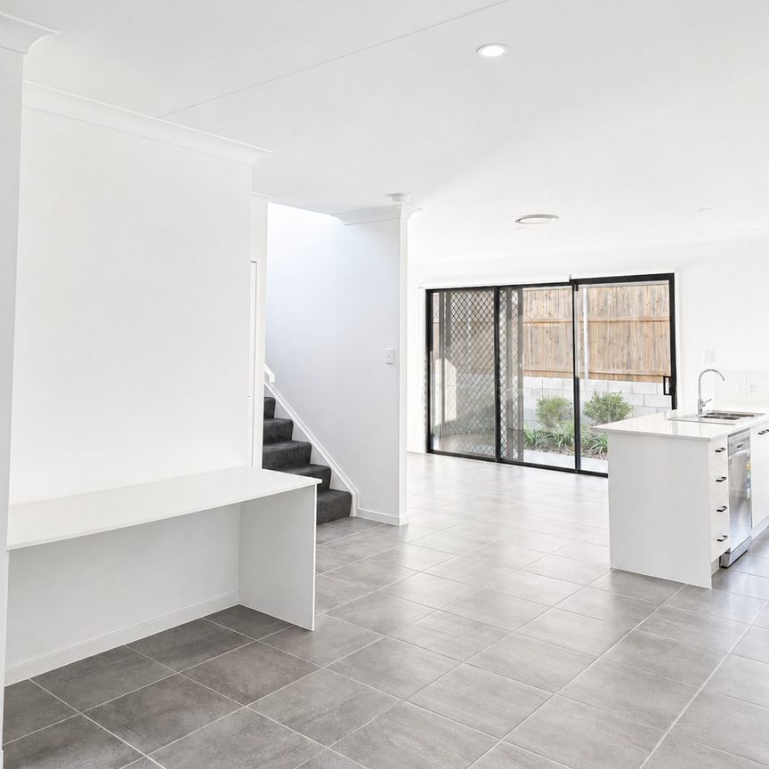 ***BRAND NEW*** 2 WEEKS FREE RENT*-4 BEDROOM TOWNHOUSE AVAILABLE NOW - Photo 1