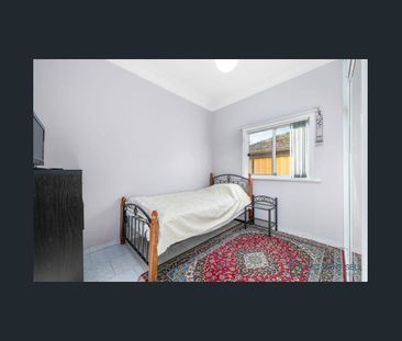 Spacious Family Home in Villawood with 5 Bedrooms - Photo 6