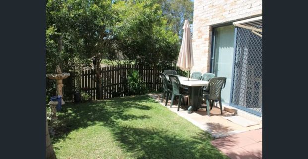 Quiet, secure & super convenient - the perfect modern townhouse! - Photo 1